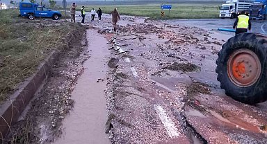 Aşırı yağış nedeniyle kapatılan yol, trafiğe açıldı