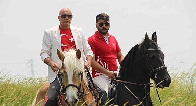 Atlarına binip oy kullanmaya gittiler