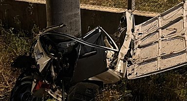 Aydınlatma direğine çarpan araç metal yığınına döndü: 1 ölü, 1 yaralı