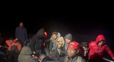 Ayvalık açıklarında 25 düzensiz göçmen kurtarıldı