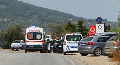 Ayvalık'ta kontrolden çıkan otomobil yayaya çarptı; 2 yaralı