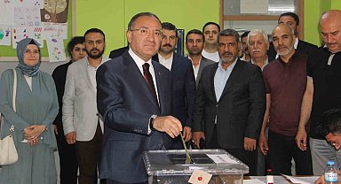 Bakan Bozdağ, oyunu Şanlıurfa'da kullandı