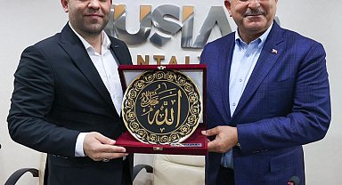 Bakan Çavuşoğlu, iş insanlarıyla bir araya geldi