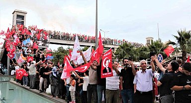 Bakan Çavuşoğlu'ndan zafer konuşması: "Bu millet sana güvenmiyorsa dön aynaya bak. Kaç seçimdir kaybediyorsun"