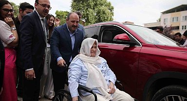 Bakan Varank, yürüme zorluğu çeken 70 yaşındaki kadını Togg ile sandığa getirdi