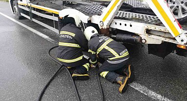 Balataları yanan otomobil yüklü tıra itfaiye müdahale etti