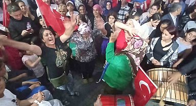 Balıkesir'de Roman vatandaşlar Cumhurbaşkanı Erdoğan'ın zaferini kutladı