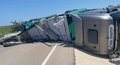 Bandırma-Çanakkale karayolunda tır devrildi: 1 yaralı