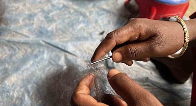 Bangladeşli kadınlar günlük 50 takaya çalışıp 8 bin taka değerinde peruk üretiyor