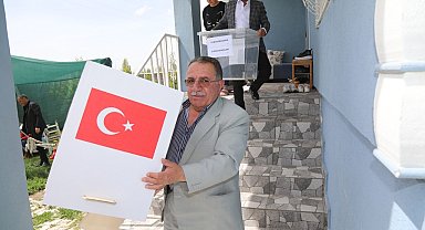 Başkale'de hasta ve engelli seçmen seyyar sandıkta oy kullandı