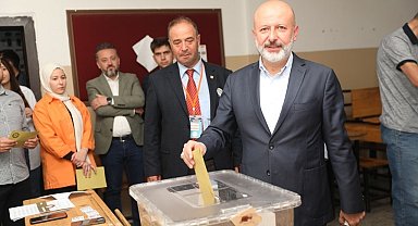 Başkan Çolakbayrakdar, ailesiyle birlikte oy kullandı