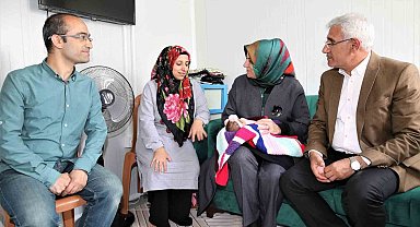 Başkan Güder bebek sevinci yaşayan depremzede aileyi ziyaret etti
