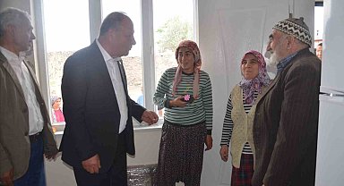 Başkan Oprukçu, evi depremde hasar gören ailenin yüzünü güldürdü