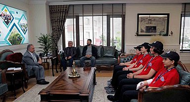 Başkan Yalçın'dan TEKNOFEST öğrencilerine ödül