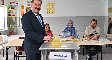 Başkan Yılmaz, oyunu ailesi ile birlikte kullandı