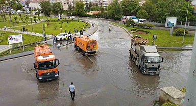 Başkent'i sel vurdu: Vatandaşlar araçların üzerinde mahsur kaldı