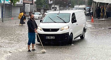 Başkent'te sağanak yağış: Yenişehir Pazarı önü sular altında kaldı, vatandaşlar zor anlar yaşadı