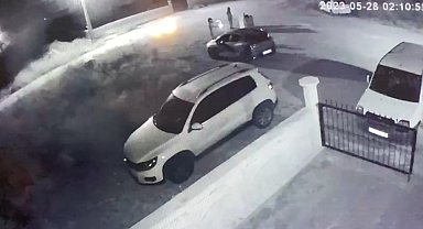 Başlarında kaskla gelip park halindeki otomobili benzin döküp yaktılar