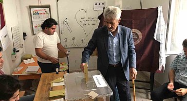 Batman'da 80 yaşındaki vatandaş, 'ülke bekası' deyip sandık başına gitti