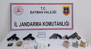 Batman'da bir şüphelinin üzerinden uyuşturucu ve silah çıktı