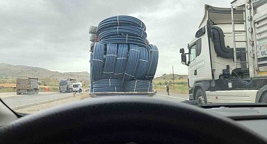 Batman'da boru yüklü kamyonetin tehlikeli yolculuğu kamerada
