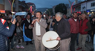 Bayburt'ta davul zurnalı seçim kutlaması erken saatlerde başladı
