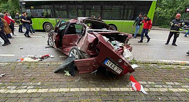 Belediye otobüsü ile çarpışan otomobil paramparça oldu