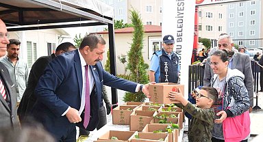 Belediyenin seralarında yetiştirilen 180 bin fide vatandaşlara ücretsiz dağıtıldı