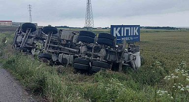 Beton mikseri düz yolda devrildi: 1 ölü