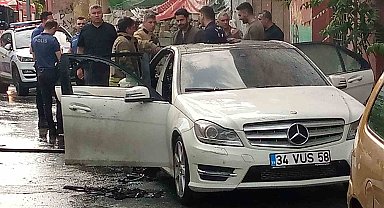Beyoğlu'nda park halindeki araç alev alev yandı