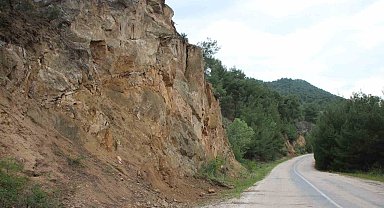 Bilecik-İnhisar karayolunda yarılan kaya parçası tehlike saçıyor