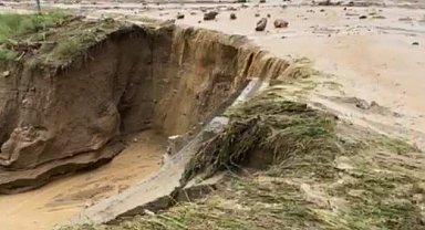 Bilecik'te aniden bastıran sağanak yağış Söğüt-İnhisar kara yolunu ikiye böldü