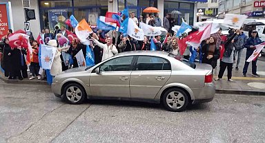 Bilecik'te kutlamalar başladı, kalabalık Cumhuriyet Meydanı'na doğru yürüyor