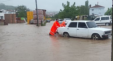 Bilecik'te sağanak yağış sonrası alt geçitte araç içinde mahsur kalan 6 kişi kurtarıldı