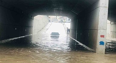 Bilecik'te suların bastığı alt geçitte araç mahsur kaldı