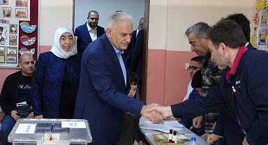Binali Yıldırım Tuzla'da oy kullandı