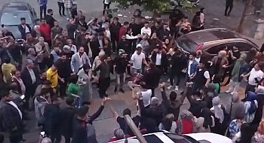 Bingöl'de AK Parti seçim koordinasyon merkezi önünde kutlama