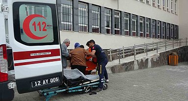 Bingöl'de yaşlı ve hastalar ambulansla sandığa götürülüyor