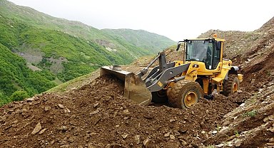 Bitlis'te 15 köy yolu ve içme suyu hatları selden zarar gördü