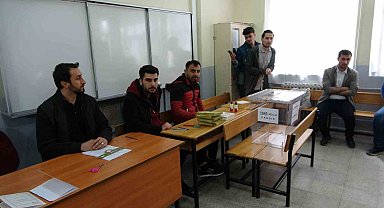 Bitlis'te oy verme işlemi başladı
