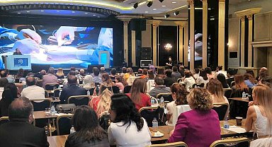 Böbrek nakli ameliyatını doktorlar canlı izledi