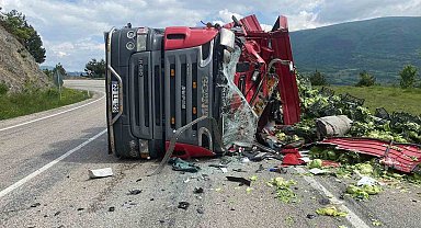 Bolu'da 2 tır çarpıştı, biri devrildi: 1 yaralı