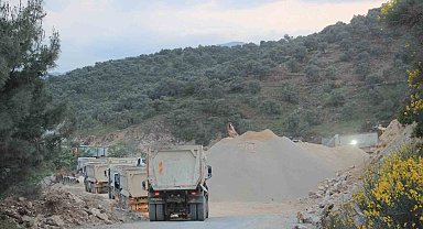 Böyle duyarsızlık görülmedi, yolun ortasına şantiye kurdular