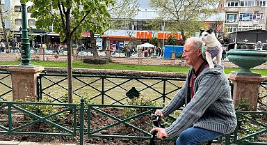 Boynunda kedisi ile tüm Türkiye'yi dolaşıyor