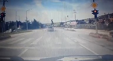 Burdur'da motosiklet sürücüsünün öldüğü kaza araç kamerasına yansıdı