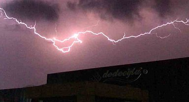 Bursa şimşekler geceyi böyle aydınlattı