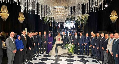 Bursa'da genç çiftin düğünü siyasileri biraraya getirdi