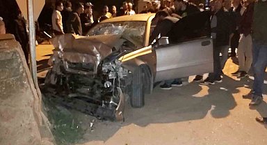 Bursa'da kontrolden çıkan otomobil beton duvara çarptı: 4 yaralı