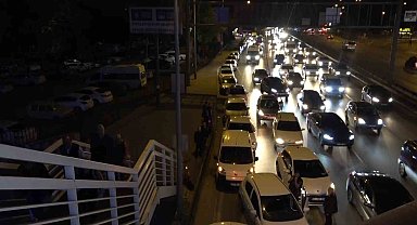 Bursa'da sayılan oylar YSK'ya teslim edildi, kilometrelerce kuyruk oluştu