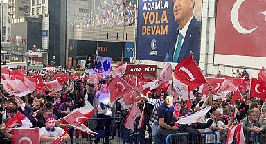 Bursalılar 15 Temmuz Demokrasi Meydanı'na akın etti